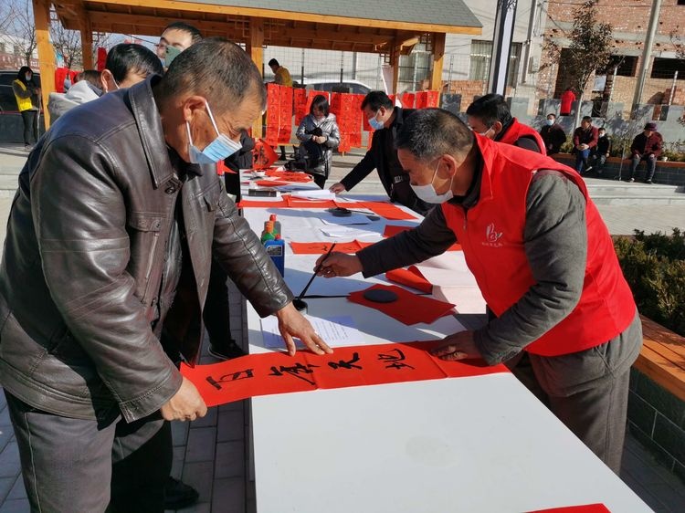 “文明赶大集”——彬州市义门镇举办“宣传新思想 迎新春·送春联”文明实践活动(图1)